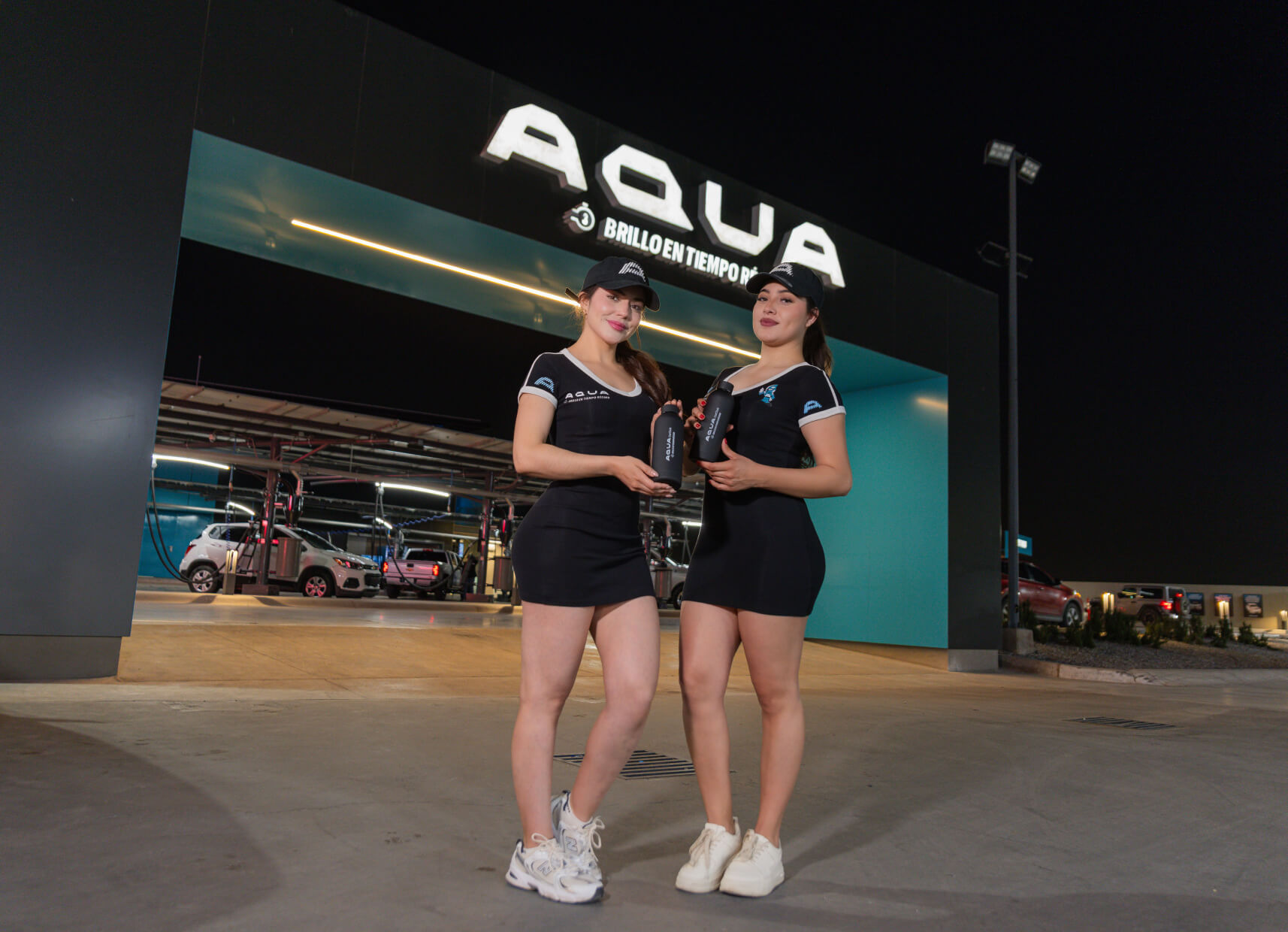 Dos mujeres posando en las instalaciones de Aqua Car.